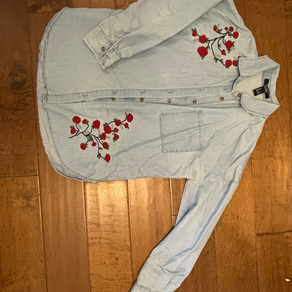 Streetwear Society Light blue blouse with Embroidered Roses